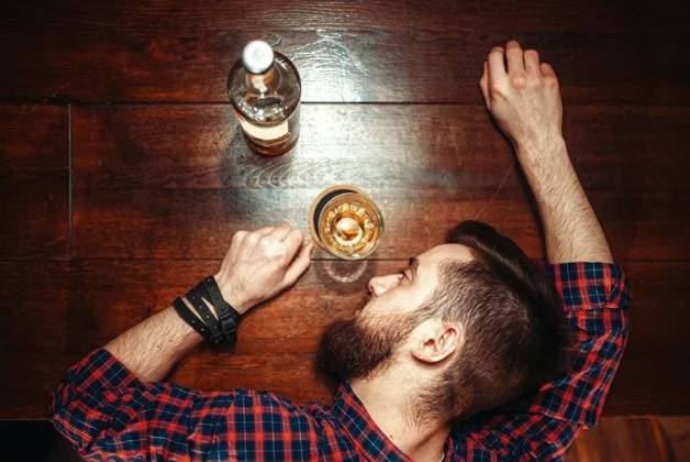 RECORD DATE NOT STATED Drunk man sleeps at the bar counter, top view, alcohol addiction. Male person in pub, alcoholism; betrunken Mann schläft im der Balken counter, Spitze view, Alkohol Suchtkrankheit männlich person ÊIn pub, Alkoholismus IST_25042_19083
