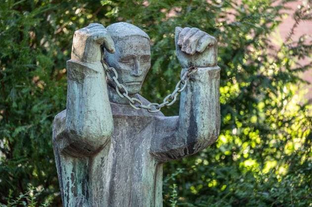 Antikriegstag in Mülheim an der Ruhr *** NUR FÜR REDAKTIONELLE ZWECKE *** EDITORIAL USE ONLY ***<p>Am Mahnmal Verfolgte der Nationalsozialisten mahnen (Künstler Jupp Rübsam) findet am Donnerstag, 01.08.2022, im Luisental in Mülheim an der Ruhr eine Gedenkfeier zum Antikriegstag statt. Deutschland NRW Mülheim an der Ruhr Copyright: MartinxMöller *** Anti-War Day in Mülheim to the Ruhr *** ONLY FOR EDITORIAL PURPOSE *** EDITORIAL USE ONLY *** P on Memorial Persecuted the National Socialists remind Artists Jupp Rübsam finds on Thursday, 01 08 2022, at Luisental in Mülheim to the Ruhr a Commemoration to Anti-War Day instead of Germany NRW Mülheim to the Ruhr Copyright MartinxMöller Copyright: MartinxMöller doc7mk4rs5koif1h0zv4ezx EDITORIAL USE ONLY