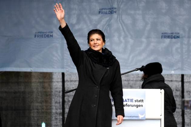 Sahra Wagenknecht - Aufstand fuer Frieden DEU, Deutschland, Germany, Berlin, 25.02.2023 Sahra Wagenknecht Partei die Linke auf der Demonstration der deutschen Friedensbewegung unter dem Motto Aufstand fuer Frieden fuer eine soziale Friedenspolitik am Brandenburger Tor in Berlin, Deutschland. Der Protest fordert Friedensverhandlungen Ende der Sanktionen gegen Russland , Ende de‹r Waffenlieferungen an die Ukraine . Aufgerufen dazu hatten Sahra Wagenknecht und die Frauenrechtlerin AliceSchwarzer. Manifest fuer den Frieden en: Sahra Wagenknecht The Left Party at the demonstration of the German peace movement under the motto uprising for peace for a social peace policy at the Brandenburg Gate in Berlin, Germany. The protest calls for peace neg