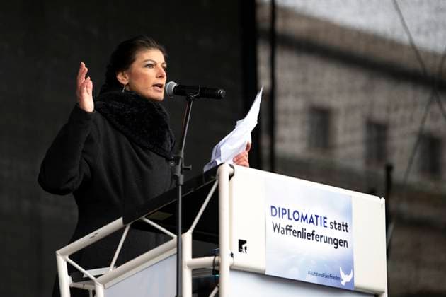 Sahra Wagenknecht - Aufstand fuer Frieden DEU, Deutschland, Germany, Berlin, 25.02.2023 Sahra Wagenknecht Partei die Linke auf der Demonstration der deutschen Friedensbewegung unter dem Motto Aufstand fuer Frieden fuer eine soziale Friedenspolitik am Brandenburger Tor in Berlin, Deutschland. Der Protest fordert Friedensverhandlungen Ende der Sanktionen gegen Russland , Ende de‹r Waffenlieferungen an die Ukraine . Aufgerufen dazu hatten Sahra Wagenknecht und die Frauenrechtlerin AliceSchwarzer. Manifest fuer den Frieden en: Sahra Wagenknecht The Left Party at the demonstration of the German peace movement under the motto uprising for peace for a social peace policy at the Brandenburg Gate in Berlin, Germany. The protest calls for peace neg