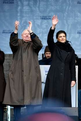 Sahra Wagenknecht, Alice Schwarzer - Aufstand fuer Frieden DEU, Deutschland, Germany, Berlin, 25.02.2023 Oskar Lafontaine , und Sahra Wagenknecht Partei die Linke (v.l.n.r.) auf der Demonstration der deutschen Friedensbewegung unter dem Motto Aufstand fuer Frieden fuer eine soziale Friedenspolitik am Brandenburger Tor in Berlin, Deutschland. Der Protest fordert Friedensverhandlungen Ende der Sanktionen gegen Russland , Ende de‹r Waffenlieferungen an die Ukraine . Aufgerufen dazu hatten Sahra Wagenknecht und die Frauenrechtlerin AliceSchwarzer. Manifest fuer den Frieden en: Oskar Lafontaine and Sahra Wagenknecht Linke party at the demonstration of the German peace movement under the motto uprising for peace for a social peace policy at the