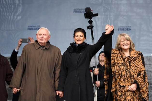 Sahra Wagenknecht, Alice Schwarzer - Aufstand fuer Frieden DEU, Deutschland, Germany, Berlin, 25.02.2023 Oskar Lafontaine , Sahra Wagenknecht Partei die Linke, und Alice Schwarzer Frauenrechtlerin und Herausgeberin von Emma (v.l.n.r.) auf der Demonstration der deutschen Friedensbewegung unter dem Motto Aufstand fuer Frieden fuer eine soziale Friedenspolitik am Brandenburger Tor in Berlin, Deutschland. Der Protest fordert Friedensverhandlungen Ende der Sanktionen gegen Russland , Ende de‹r Waffenlieferungen an die Ukraine . Aufgerufen dazu hatten Sahra Wagenknecht und die Frauenrechtlerin AliceSchwarzer. Manifest fuer den Frieden en: Oskar Lafontaine , Sahra Wagenknecht Linke party, and Alice Schwarzer women s rights activist and editor of