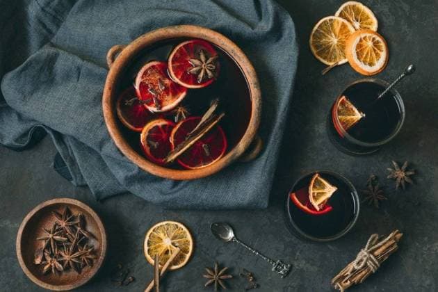 RECORD DATE NOT STATED top view mulled wine with star anise. Resolution and high quality beautiful photo. top view mulled wine with star anise. High quality and resolution beautiful photo concept; Spitze Ansicht mulled Wein mit Stern anisartiger Auflösung und hohe Qualität Schönes Foto Spitze Ansicht mulled Wein mit Stern anisartiger hohe Qualität und Auflösung Schönes Foto Konzept IST_35069_04693