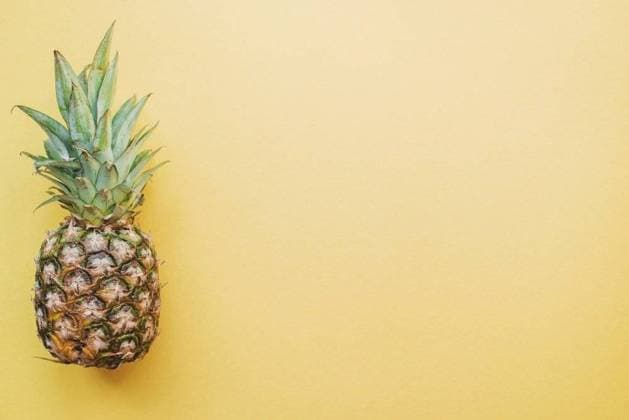 RECORD DATE NOT STATED colored surface with pineapple. High resolution photo. colored surface with pineapple. High quality photo; farbige Oberfläche mit Ananas hohe Auflösung Foto farbige Oberfläche mit Ananas hohe Qualität Foto IST_35069_07879