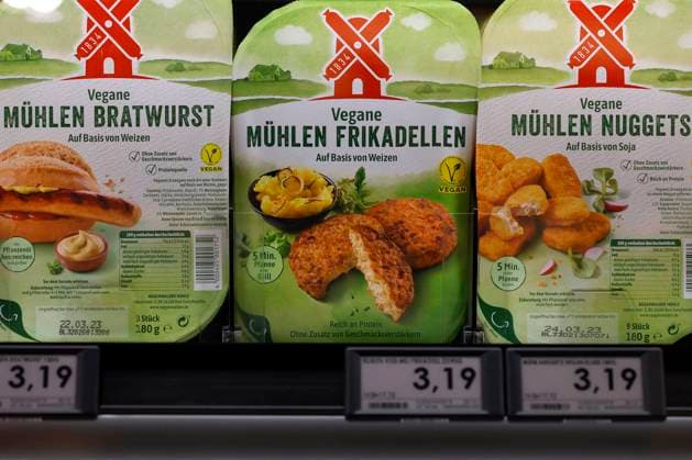 Düsseldorf, Deutschland, 02.03.2023 Vegane Fleischersatzprodukte im Edeka Markt Zurheide im Crown Center in Düsseldorf - Innenstadt *** Düsseldorf, Germany, 02 03 2023 Vegan meat substitutes at the Edeka Zurheide store in the Crown Center in Düsseldorf city center.