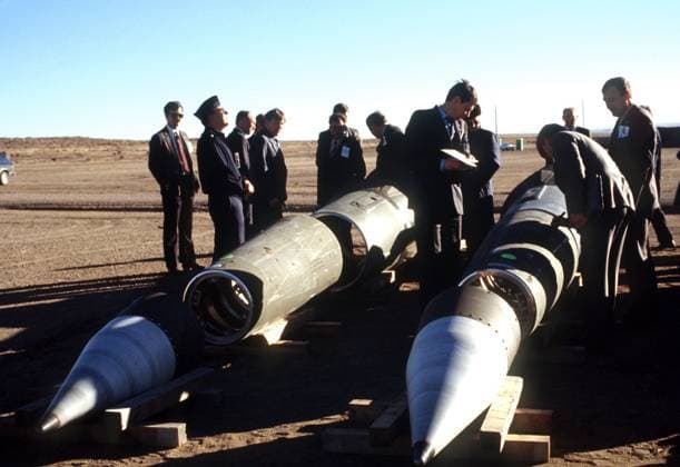 RECORD DATE NOT STATED With their American escorts watching, Soviet inspectors record data from the side of a Pershing II missile prior to its destruction. Several missiles are to be destroyed in accordance with the Intermediate-Range Nuclear Forces (INF) Treaty. Base: Pueblo Army Depot Activity State: Colorado (CO) Country: United States Of America (USA) Copyright: xpiemagsx nararecdefpie08012022b-49740 !ACHTUNG AUFNAHMEDATUM GESCHÄTZT!