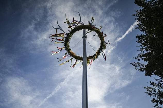 Erntedankkranz Möllen *** NUR FÜR REDAKTIONELLE ZWECKE *** EDITORIAL USE ONLY ***<p>Der Erntedankkranz, am Freitag den 30.09.2022 in Voerde-Möllen. In einer kleinen Feierstunde wurde der tradionelle Kranz gehisst. Deutschland Nordrhein-Westfalen Voerde Copyright: LarsxFröhlich *** Thanksgiving wreath Möllen *** ONLY FOR EDITORIAL PURPOSE *** EDITORIAL USE ONLY *** P the thanksgiving wreath, on Friday the 30 09 2022 in Voerde Möllen in a small Celebration hour was the Traditional and grand Kranz hoisted Germany North Rhine Westphalia Voerde Copyright Larsx Happy Copyright: LarsxFröhlich doc7mz5wli4q5l15tj34efm EDITORIAL USE ONLY