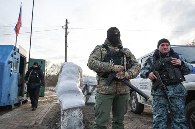 News Themen der Woche KW09 RUSSIA, BRYANSK REGION - MARCH 3, 2023: Armed police officers at a checkpoint in the village of Sachkovichi. On 2 March 2023, a group of Ukrainian saboteurs crossed the border into Russia s Bryansk Region. According to recent reports by Russia s Federal Security Service (FSB), two civilians were killed and a child was wounded; an operation to eliminate the sabotage and reconnaissance group is underway. Sergei Bobylev TASS  57658890