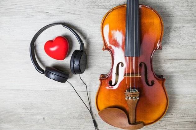 RECORD DATE NOT STATED elevated view red heart surrounded with headphone wooden classical guitar gray table; aufgeständert Ansicht Roter Herz umgeben mit headphone hölzern classical Gitarre graüm Tisch IST_35069_28848