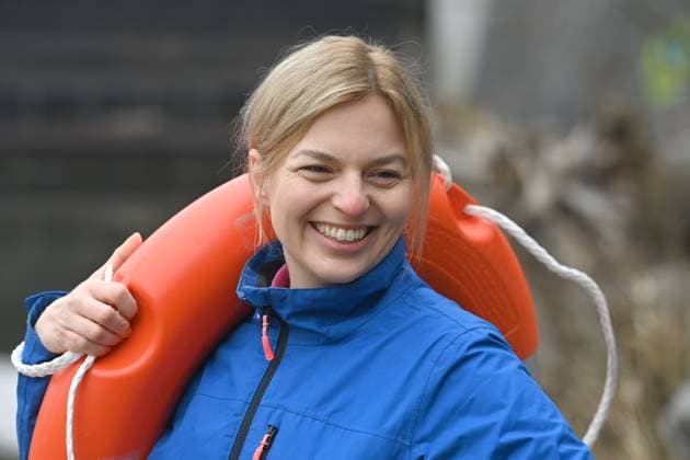 Katharina Schulze mit Rettungsring, Einzelbild,angeschnittenes Einzelmotiv,Portraet,Portrait,Porträt. Pressetermin des Spitzen-Teams Katharina Schulze und Ludwig Hartmann (Buendnis90 DieGruenen) zum Thema Wasser ist Leben am 03.03.2023 am Stauwehr in Muenchen Oberfoehring. *** Katharina Schulze with life ring, single picture, cut single motive, Portraet, Portrait, Portrait Press appointment of the point team Katharina Schulze and Ludwig Hartmann Buendnis90 the Greens to the topic water is life on 03 03 2023 at the weir in Munich Oberfoehring