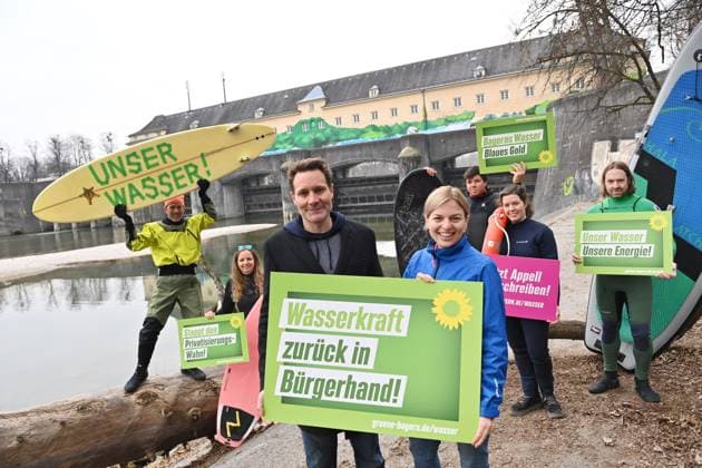News Themen der Woche KW09 Pressetermin des Spitzen-Teams Katharina Schulze und Ludwig Hartmann (Buendnis90 DieGruenen) zum Thema Wasser ist Leben am 03.03.2023 am Stauwehr in Muenchen Oberfoehring.Aktivisten halten Spruchbaender,Banner,Transparente. *** Press appointment of the top team Katharina Schulze and Ludwig Hartmann Buendnis90 DieGruenen on the topic of water is life on 03 03 2023 at the weir in Munich Oberfoehring activists hold banners, banners, banners
