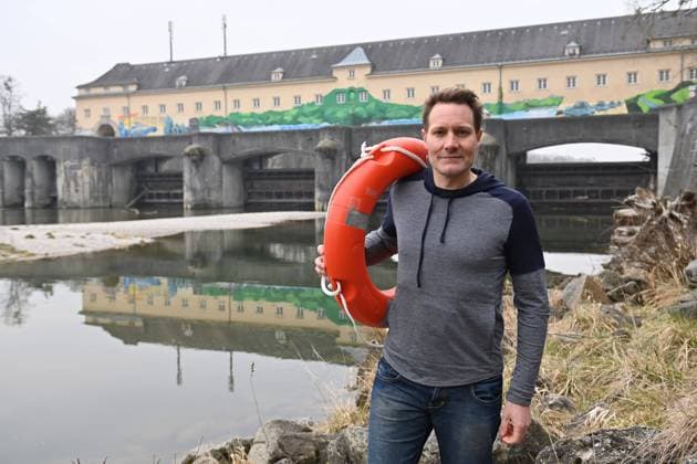 Ludwig HARTMANN mit Rettungsring. Einzelbild,angeschnittenes Einzelmotiv, Halbfigur,halbe Figur. Pressetermin des Spitzen-Teams Katharina Schulze und Ludwig Hartmann (Buendnis90 DieGruenen) zum Thema Wasser ist Leben am 03.03.2023 am Stauwehr in Muenchen Oberfoehring. *** Ludwig HARTMANN with life ring single picture, cut single motive, half figure, half figure press appointment of the top team Katharina Schulze and Ludwig Hartmann Buendnis90 DieGruenen to the topic water is life on 03 03 2023 at the weir in Munich Oberfoehring