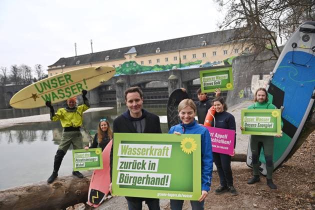 Pressetermin des Spitzen-Teams Katharina Schulze und Ludwig Hartmann (Buendnis90 DieGruenen) zum Thema Wasser ist Leben am 03.03.2023 am Stauwehr in Muenchen Oberfoehring.Aktivisten halten Spruchbaender,Banner,Transparente. *** Press appointment of the top team Katharina Schulze and Ludwig Hartmann Buendnis90 DieGruenen on the topic of water is life on 03 03 2023 at the weir in Munich Oberfoehring activists hold banners, banners, banners