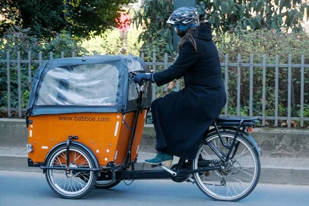 Düsseldorf 03.03.2023 Lastenrad Lastenfahrrad Fahrrad Lasten-Fahrrad Fahrräder babboe Fahrradweg Verkehrswende Mobilitätswende Schutzhelm Fahrradschutzhelm Sturzhelm Düsseldorf Nordrhein-Westfalen Deutschland *** Duesseldorf 03 03 2023 load bicycle load bike bicycle babboe bicycle way traffic turnaround mobility turnaround protective helmet bicycle helmet crash helmet Duesseldorf North Rhine Westphalia Germany