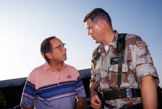 RECORD DATE NOT STATED Sen. Sam Nunn of Georgia talks with Air Force STAFF SGT. Dave Vandebrake while touring a military facility during Operation Desert Shield. Subject Operation Series: DESERT SHIELD Country: Saudi Arabia (SAU) Copyright: xpiemagsx nararecdefpie08012022c-20011 !ACHTUNG AUFNAHMEDATUM GESCHÄTZT!