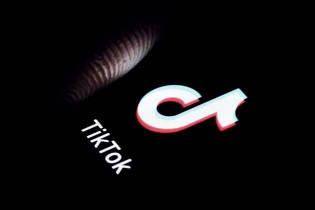 Symbolfoto: Das Logo von TikTok ist auf einem Smartphone zu sehen. Berlin, 03.03.2023 Berlin Deutschland *** Symbol photo The logo of TikTok can be seen on a smartphone Berlin, 03 03 2023 Berlin Germany Copyright: xThomasxTrutschel photothek.dex