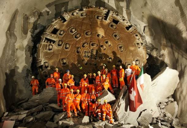 Gotthard, Tunnelbau, Tunnel, Gotthard Basistunnel *** NUR FÜR REDAKTIONELLE ZWECKE *** EDITORIAL USE ONLY ***<p>Der Tunnelbauer Jürgen Mielenz (rechts oben) am 16.10.2010 während des Durchschlags im Gotthard Basitunnel. Deutschland Nordrhein-Westfalen Essen Copyright: VolkerxHartmann *** Gotthard tunneling, Tunnel, Gotthard Base Tunnel *** ONLY FOR EDITORIAL PURPOSE *** EDITORIAL USE ONLY *** P the Tunnelbauer Jürgen mielenz right above on 16 10 2010 during of punch at Gotthard base tunnel Germany North Rhine Westphalia Food Copyright Volker x Hartmann Copyright: VolkerxHartmann docnrwhugopicture103200486 EDITORIAL USE ONLY