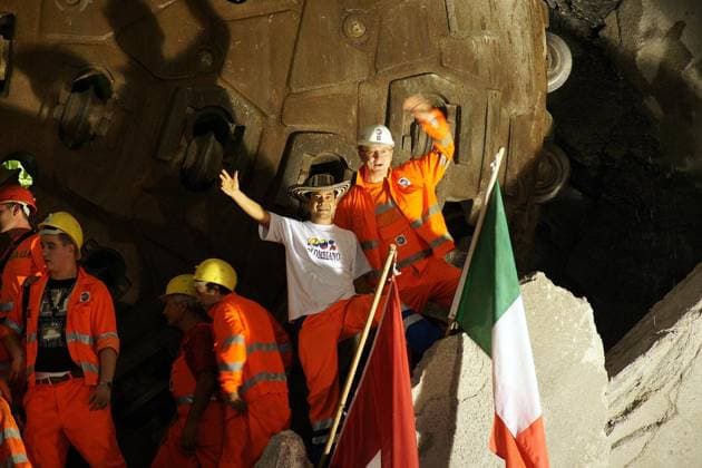 Gotthard, Tunnelbau, Tunnel, Gotthard Basistunnel *** NUR FÜR REDAKTIONELLE ZWECKE *** EDITORIAL USE ONLY ***<p>Der Tunnelbauer Jürgen Mielenz (rechts oben) am 16.10.2010 während des Durchschlags im Gotthard Basitunnel. Deutschland Nordrhein-Westfalen Essen Copyright: VolkerxHartmann *** Gotthard tunneling, Tunnel, Gotthard Base Tunnel *** ONLY FOR EDITORIAL PURPOSE *** EDITORIAL USE ONLY *** P the Tunnelbauer Jürgen mielenz right above on 16 10 2010 during of punch at Gotthard base tunnel Germany North Rhine Westphalia Food Copyright Volker x Hartmann Copyright: VolkerxHartmann docnrwhugopicture103200494 EDITORIAL USE ONLY