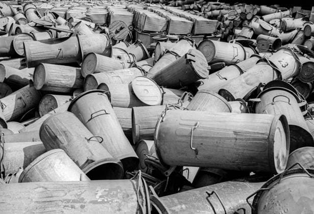 27.07.1991, Deutschland, Sachsen, Dresden, auf dem Gelände zwischen Stauffenbergallee, Hammerweg sowie der Hansastraße werden tausende von DDR-Mülltonnen aus verzinktem Stahlblech der Stadtreinigung zwischengelagert. Diese wurden nach der Wende durch leichtere PVC-Tonnen, Behälter, ersetzt. Auf diesem Gelände befand sich von 1942 bis1943 das Judenlager Hellerberg, von Mai 1943 bis zum Ende des Zweiten Weltkriegs wurde das Lager unter dem Namen Lager Kiesgrube als Entbindungslager für Kinder von Ostarbeiterinnen weitergenutzt *** 27 07 1991, Germany, Saxony, Dresden, on the area between Stauffenbergallee, Hammerweg as well as the Hansastraße thousands of GDR garbage cans from galvanized steel sheet of the city cleaning are stored temp