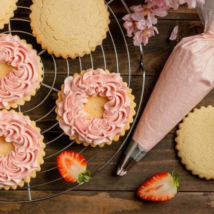 RECORD DATE NOT STATED top view biscuits with strawberry; Spitze Ansicht Gebäck mit Erdbeere IST_35069_37794