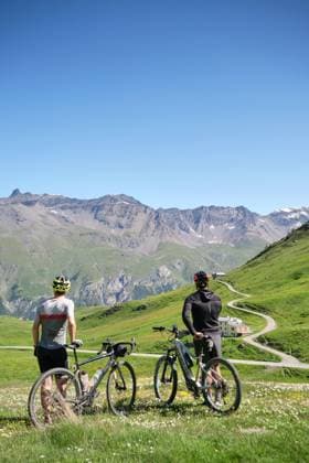 RECORD DATE NOT STATED Haute-Maurienne department (south-eastern France) Val-Cenis (south-eastern France): two bicycle tourists, one riding a Gravel bike and the other an electric mountain bike, stopped on a path at 2110 m of altitude on the edge of the Italian border. Overview of the Vanoise massif from the Mont Cenis Pass Auvergne Rhone Alpes; Rhone Alpes; Savoy; Val Cenis Europe; Western Europe; France  Copyright: xBelkaiousxS Alpaca Andia.frx 405491