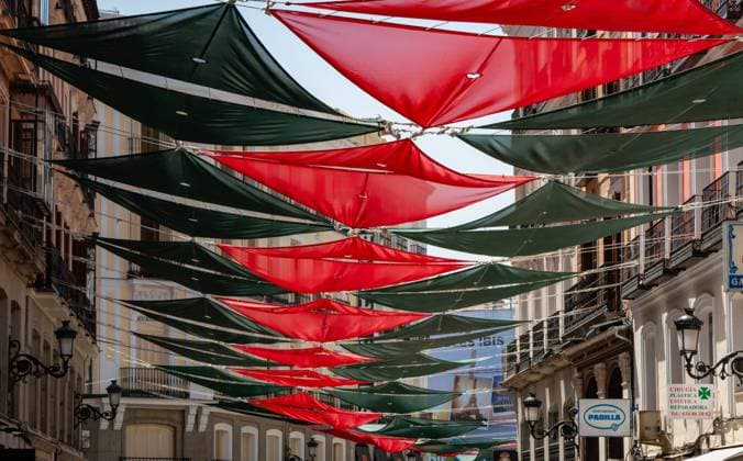 IMAGO Creative, Jahreszeit Sommer, Hitze IMAGO Creative, Sommer, Schatten-Plätze bei Hitze Colorful Madrid Awnings A picture of the colorful sun covers that decorate a street in Madrid. Copyright: xZoonar.com BrunoxCoelhox 17032630