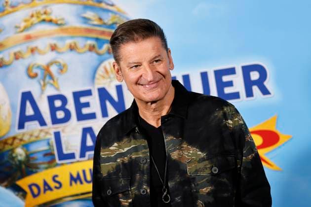 Bilder des Jahres 2023, Entertainment 03 März Entertainment Themen der Woche KW09 Entertainment Bilder des Tages Sänger Hartmut Engler von der Band PUR steht bei einem Fototermin bei der Vorstellung des Musical Abenteuerland - Musical mit Hits von Pur vor einer Fotowand im Capitol Theater. Das Stück wird ab Oktober 2023 exklusiv im Capitol Theater Düsseldorf zu sehen sein. Düsseldorf, 03.03.2023 NRW Deutschland *** Singer Hartmut Engler of the band PUR stands in front of a photo wall at the Capitol Theater during a photo session at the performance of the musical Abenteuerland Musical with hits by Pur The play will be shown exclusively at the Capitol Theater Düsseldorf from October 2023 Düsseldorf, 03 03 2023 NRW Germany Copyright: xChristophxHardtx