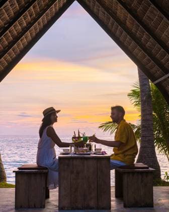 Couple having Romantic dinner on the beach with Thai food at sunset on the Island Koh Mak Thailand Romantic dinner on the beach with Thai food during sunset on the Island of Koh Mak Thailand. Couple of men and women having a romantic dinner on the beach Copyright: xZoonar.com FokkexBaarssenx 19597807 ,model released, Symbolfoto ,property released