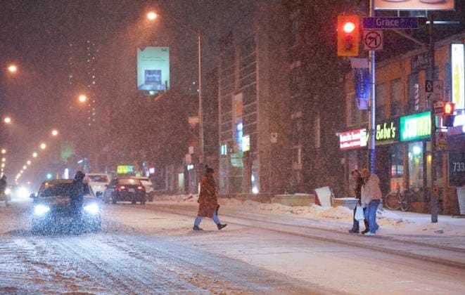 Kanada, heftige Schneefälle in Toronto March 3, 2023, Toronto, ON, Canada: People cross Bloor St West during a snow storm in Toronto on Friday, March 3, 2023. Environment Canada has issued a winter storm warning for much of southern Ontario. Toronto Canada  - ZUMAc35_ 20230303_zaf_c35_136 Copyright: xArlynxMcadoreyx