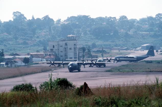 RECORD DATE NOT STATED Three USAF C-130 Hercules aircraft are parked in front of the empty Raid on Entebbe terminal. The building is still pockmarked from the infamous 1976 Israeli rescue operations. From AIRMAN Magazine s December 1994 issue article Will You Please Pray for US? -Relief for Rwandan Refugees. Base: Entebbe International Airport Country: Uganda (UGA) Copyright: xpiemagsx nararecdefpie08012022c-45758 !ACHTUNG AUFNAHMEDATUM GESCHÄTZT!