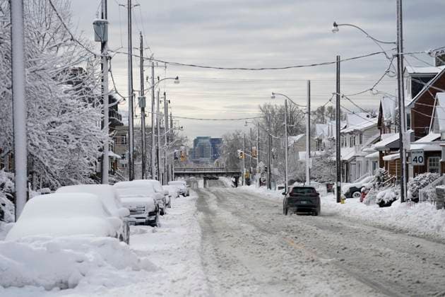 Kanada, heftige Schneefälle in Toronto March 4, 2023, Toronto, ON, Canada: Ossington Avenue is seen after a snow storm in Toronto, Saturday, March 4, 2023. Environment Canada has issued a winter storm warning for much of southern Ontario. Toronto Canada  - ZUMAc35_ 20230304_zaf_c35_012 Copyright: xArlynxMcadoreyx