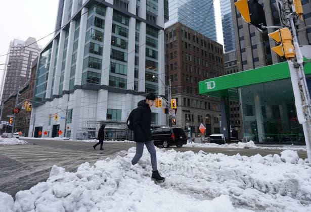 Kanada, heftige Schneefälle in Toronto March 4, 2023, Toronto, ON, Canada: A person crosses a snow covered sidewalk during a snow storm in Toronto, Saturday, March 4, 2023. Environment Canada has issued a winter storm warning for much of southern Ontario. Toronto Canada  - ZUMAc35_ 20230304_zaf_c35_011 Copyright: xArlynxMcadoreyx