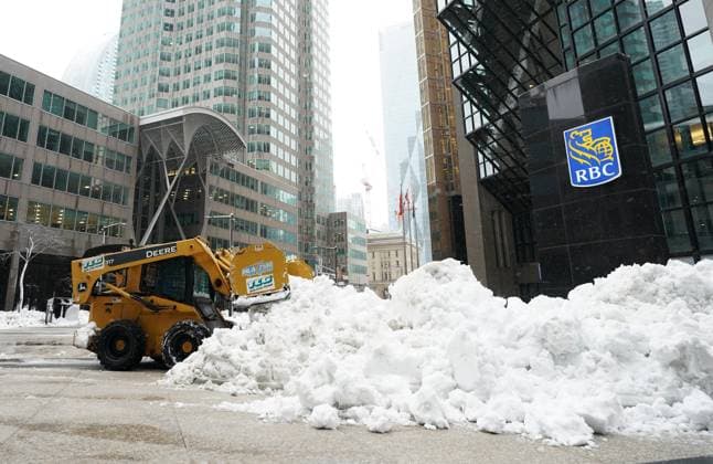 Kanada, heftige Schneefälle in Toronto March 4, 2023, Toronto, ON, Canada: A tractor plows snow during a snow storm in Toronto, Saturday, March 4, 2023. Environment Canada has issued a winter storm warning for much of southern Ontario. Toronto Canada  - ZUMAc35_ 20230304_zaf_c35_009 Copyright: xArlynxMcadoreyx