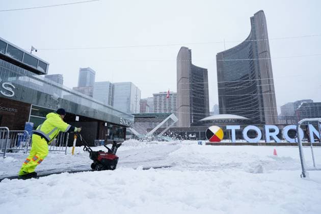Kanada, heftige Schneefälle in Toronto March 4, 2023, Toronto, ON, Canada: Workers clear snow from Toronto City Hall during a snow storm in Toronto, Saturday, March 4, 2023. Environment Canada has issued a winter storm warning for much of southern Ontario. Toronto Canada  - ZUMAc35_ 20230304_zaf_c35_005 Copyright: xArlynxMcadoreyx