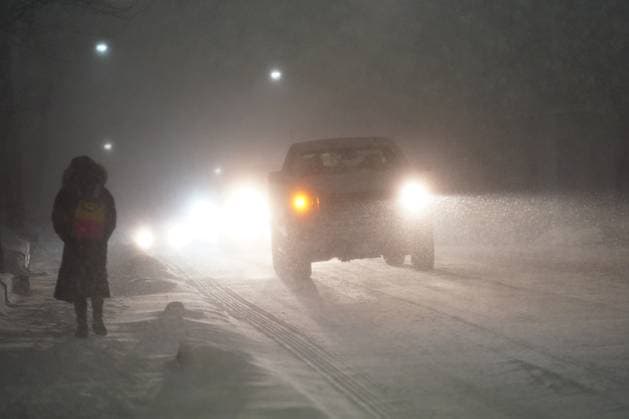 Kanada, heftige Schneefälle in Toronto March 4, 2023, Toronto, ON, Canada: Cars drive during a snow storm in Toronto, Friday, March 3, 2023. Environment Canada has issued a winter storm warning for much of southern Ontario. Toronto Canada  - ZUMAc35_ 20230304_zaf_c35_003 Copyright: xArlynxMcadoreyx