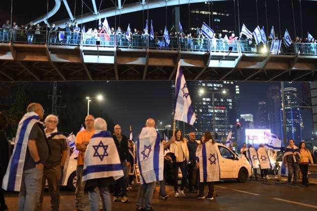 News Themen der Woche KW09 News Bilder des Tages Anti Goverment Protest in Tel Aviv Thousands of Israeli protesters are rallying against the Israeli Government s judicial overhaul bills in the coastal city of Tel Aviv, Israel, on March 4, 2023. Protesters are confronting the Police and blocking the Ayalon highway. Tel Aviv Israel  Copyright: xGilixYaarix originalFilename: yaari-antigove230304_npHob.jpg