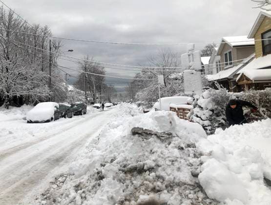 Kanada, heftige Schneefälle in Toronto March 4, 2023, Canada: A man shovels snow after a fierce winter storm brought heavy snow, strong winds and even thunder and lightning to most of southern Ontario, Toronto, Ont., Saturday, March 4, 2023. Canada  - ZUMAc35_ 20230304_zaf_c35_029 Copyright: xTammyxHoyx