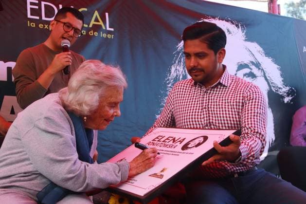 Mexiko, Schriftstellerin Elena Poniatowska während Wiedereröffnung ihres Buchladens March 4, 2023, State of Mexico, Mexico: Adolfo Cerqueda, Mayor of Nezahualcoyotl and the writer Elena Poniatowska, during the reopening of the Elena Poniatowska bookstore of the Fondo de Cultura EconoÂ³mica, in NezahualcoÂ³yotl, State of Mexico, Mexico. Mexico City Mexico - ZUMAe321 20230304_zia_e321_006 Copyright: xCarlosxSantiagox
