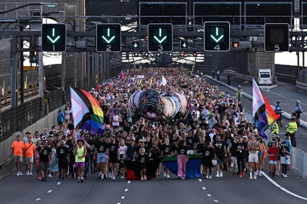 Bilder des Jahres 2023, News 03 März News Themen der Woche KW09 SYDNEY WORLDPRIDE MARCH, People march across the Sydney Harbour Bridge for equality as part of the 2023 WorldPride festival in Sydney, Sunday, March 5, 2023. ( NO ARCHIVING, EDITORIAL USE ONLY, NO USE IN BOOKS WITHOUT CONSENT SYDNEY NSW AUSTRALIA  Copyright: xSTEVENxSAPHOREx 20230305001771255421
