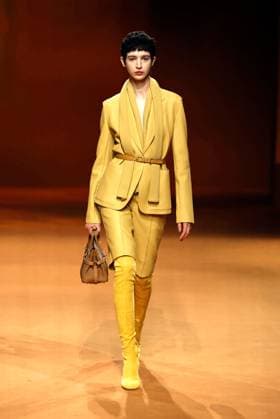 Bilder des Jahres 2023, Entertainment 03 März Entertainment Themen der Woche KW09 Entertainment Bilder des Tages (230305) -- PARIS , March 5, 2023 -- A model presents a creation by Hermes as part of its Fall Winter 2023 2024 pret-a-porter collections during the Paris Fashion Week, in Paris, France, on March 4, 2023. ( Handout via Xinhua) FRANCE-PARIS-FASHION WEEK-HERMES MeetEurope 