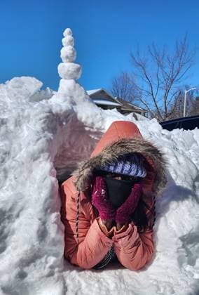 Kanada, heftige Schneefälle in Toronto Toronto Gets Hit By The Largest Winter Snowstorm Of The Season Woman in a tunnel in the snow following the largest snowstorm of the season in Toronto, Ontario, Canada, on March 04, 2023. Much of Southern Ontario is digging out after a significant winter storm dropped up to 30 centimetres worth of snow in under 16 hours. Toronto Ontario Canada  Copyright: xCreativexTouchxImagingxLtdx originalFilename: friedman-torontog230304_npXF9.jpg