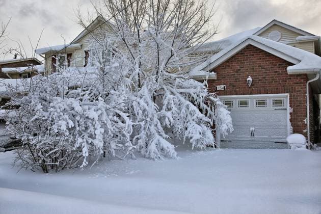 Kanada, heftige Schneefälle in Toronto Toronto Gets Hit By The Largest Winter Snowstorm Of The Season Trees and houses covered in snow following the largest snowstorm of the season in Toronto, Ontario, Canada, on March 04, 2023. Much of Southern Ontario is digging out after a significant winter storm dropped up to 30 centimetres worth of snow in under 16 hours. Toronto Ontario Canada  Copyright: xCreativexTouchxImagingxLtdx originalFilename: friedman-torontog230304_npMQs.jpg
