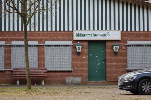 News Themen der Woche KW09 News Bilder des Tages Bramsche, Deutschland 05. März 2023: POL-OS: Bramsche: Tötungsdelikt - Gemeinsame Presseerklärung der Staatsanwaltschaft und der Polizei Osnabrück Bramsche (ots) - In der Nacht von Samstag auf Sonntag fand in der Schützenhalle im Ortsteil Pente eine Geburtstagsfeier statt. Gegen 01:30 Uhr wurde ein weiblicher Gast der Feier vermisst. Bei der darauffolgenden Suche der anderen Gäste konnte die 19-Jährige gegen 02:40 Uhr schwer verletzt auf einer Wiese aufgefunden werden. Rettungskräfte begangen mit der sofortigen Reanimation der jungen Frau. Im Schockraum des Krankenhauses konnte jedoch nur noch der Tod der 19-Jährigen festgestellt werden. Die Obduktion des Opfers wurde terminiert. Die Personalien der circa 150 Gäste der Feier wur Copyright: xFotostandx xReissx