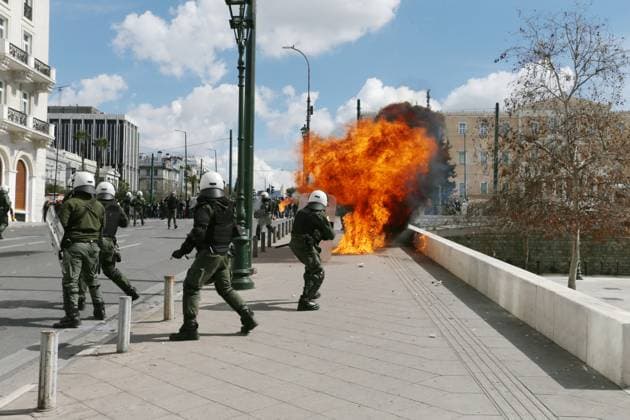 News Themen der Woche KW09 News Bilder des Tages March 5, 2023, Athens, Greece: Petrol bomb explodes next to riot police during clashes in Athens . Thousands protesters, take part in rallies around the country for fifth day, protesting the conditions that led the deaths of dozens of people late Tuesday, in Greece s worst recorded rail accident. Athens Greece - ZUMAv62_ 20230305_zaf_v62_034 Copyright: xAristidisxVafeiadakisx