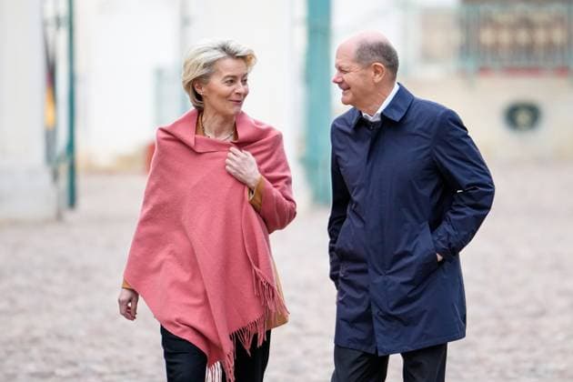 News Themen der Woche KW09 News Bilder des Tages Schloss Meseberg Klausurtagung des Bundeskabinetts Aktuell,05.03.2023 Schloss Meseberg, Bundeskanzler Olaf Scholz (SPD) mit Ursula von der Leyen Praesidentin der Europaeischen Kommission auf dem Weg zur Pressekonferenz im Anschluss an den Besuch der Kommissionspraesidentin bei der Bundeskabinettsitzung auf Schloss Meseberg Meseberg Brandenburg Deutschland *** Meseberg Castle closed meeting of the Federal Cabinet Current,05 03 2023 Meseberg Castle, Chancellor Olaf Scholz SPD with Ursula von der Leyen President of the European Commission on the way to the press conference following the visit of the Commission President at the Federal Cabinet meeting at Meseberg Castle Meseberg Brandenburg Germany
