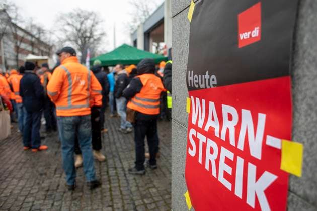 News Themen der Woche KW10 News Bilder des Tages Warnstreiks im Öffentlichen Dienst in Berlin, Die Vereinte Dienstleistungsgewerkschaft (ver.di) hat die Beschäftigten der Berliner Stadtreinigung und der Wasserbetriebe für Montag und Dienstag, den 6. und 7. März 2023 zu ganztägigen Warnstreiks aufgerufen. Berlin Berlin Deutschland *** Warning strikes in the public sector in Berlin, The United Services Union ver di has called the employees of the Berlin city cleaning and water companies for Monday and Tuesday, March 6 and 7, 2023 to all-day warning strikes Berlin Berlin Germany