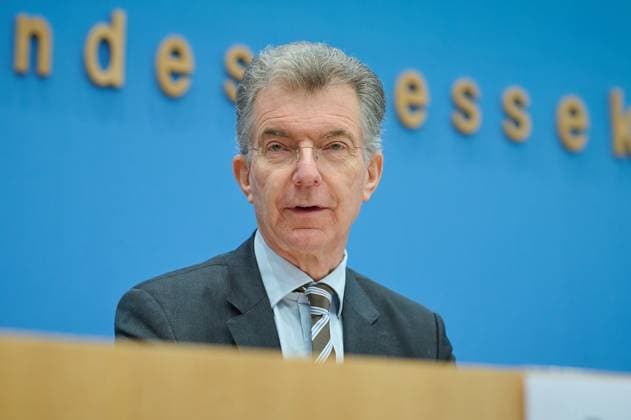 News Themen der Woche KW10 News Bilder des Tages Politik Muenchner Sicherheitskonferenz Pressekonferenz Pressekonferenz zur Muenchner Sicherheitskonferenz (MSC) die vom 17. bis 19. Februar 2023 stattfinden wird und zum Munich Security Report 2023. Am Montag den 13. Februar 2023 stellten Dr. Christoph Heusgen, MSC-Vorsitzender; Dr. Tobias Bunde, Direktor of Research und Policy der MSC, sowie Dr. Sophie Eisentraut, Co-Autorin, Head of Research & Publications der MSC in Berlin das diesjaehrige Programm der Siko, sowie einen Teil der teilnehmenden Gaeste vor. Im Bild: Christoph Heusgen, MSC-Vorsitzender. 13.2.2023, Berlin *** Politics Munich Security Conference Press Conference Press Conference on the Munich Security Conference MSC which will take place from 17 to 19 February 2023 and o