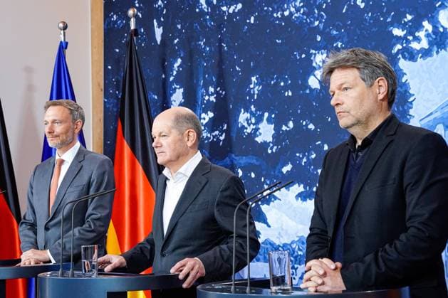 News Bilder des Tages Klausurtagung des Bundeskabinetts auf Schloss Meseberg Aktuell, 06.03.2023 Schloss Meseberg, Bundesfinanzminister Christian Lindner (FDP) gemeinsam mit Bundeskanzler Olaf Scholz (SPD) und Wirtschafts- und Klimaminister Robert Habeck (Gruene) bei der Pressekonferenz nach der Klausurtagung des Bundeskabinetts im Gartenhaus von Schloss Meseberg Meseberg Brandenburg Deutschland *** Retreat of the Federal Cabinet at Meseberg Castle Current, 06 03 2023 Meseberg Castle, Federal Finance Minister Christian Lindner FDP together with Chancellor Olaf Scholz SPD and Economy and Climate Minister Robert Habeck Greens at the press conference after the closed meeting of the Federal Cabinet in the garden house of Meseberg Castle Meseberg Brandenburg German