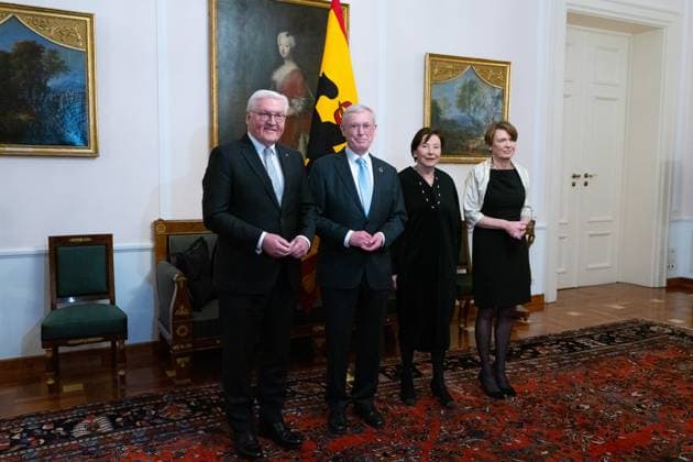 Bilder des Jahres 2023, News 03 März News Themen der Woche KW10 News Bilder des Tages Frank-Walter Steinmeier, Elke Büdenbender, Horst Köhler und Frau Bundespräsident Frank-Walter Steinmeier und Elke Büdenbender geben im Schloss Bellevue in Berlin ein Abendessen zu Ehren von Bundespräsident a. D. Horst Köhler anlässlich seines 80. Geburtstages Berlin Berlin GER *** Frank Walter Steinmeier, Elke Büdenbender, Horst Köhler and Mrs. Federal President Frank Walter Steinmeier and Elke Büdenbender host a dinner at Bellevue Palace in Berlin in honor of former Federal President Horst Köhler on the occasion of his 80th birthday Berlin Berlin GER