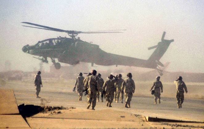 RECORD DATE NOT STATED US Army (USA) Soldiers assigned to 2nd Battalion, 3rd Aviation Regiment, prepare to rearm a USA AH-64 Apache helicopter, as the aircraft lands following a mission flown to destroy numerous surface-to-air threats located in Baghdad, Iraq, during Operation IRAQI FREEDOM. Subject Operation Series: IRAQI FREEDOM Base: Baghdad Country: Iraq (IRQ) Copyright: xpiemagsx nararecdefpie08012022d-41992 !ACHTUNG AUFNAHMEDATUM GESCHÄTZT!